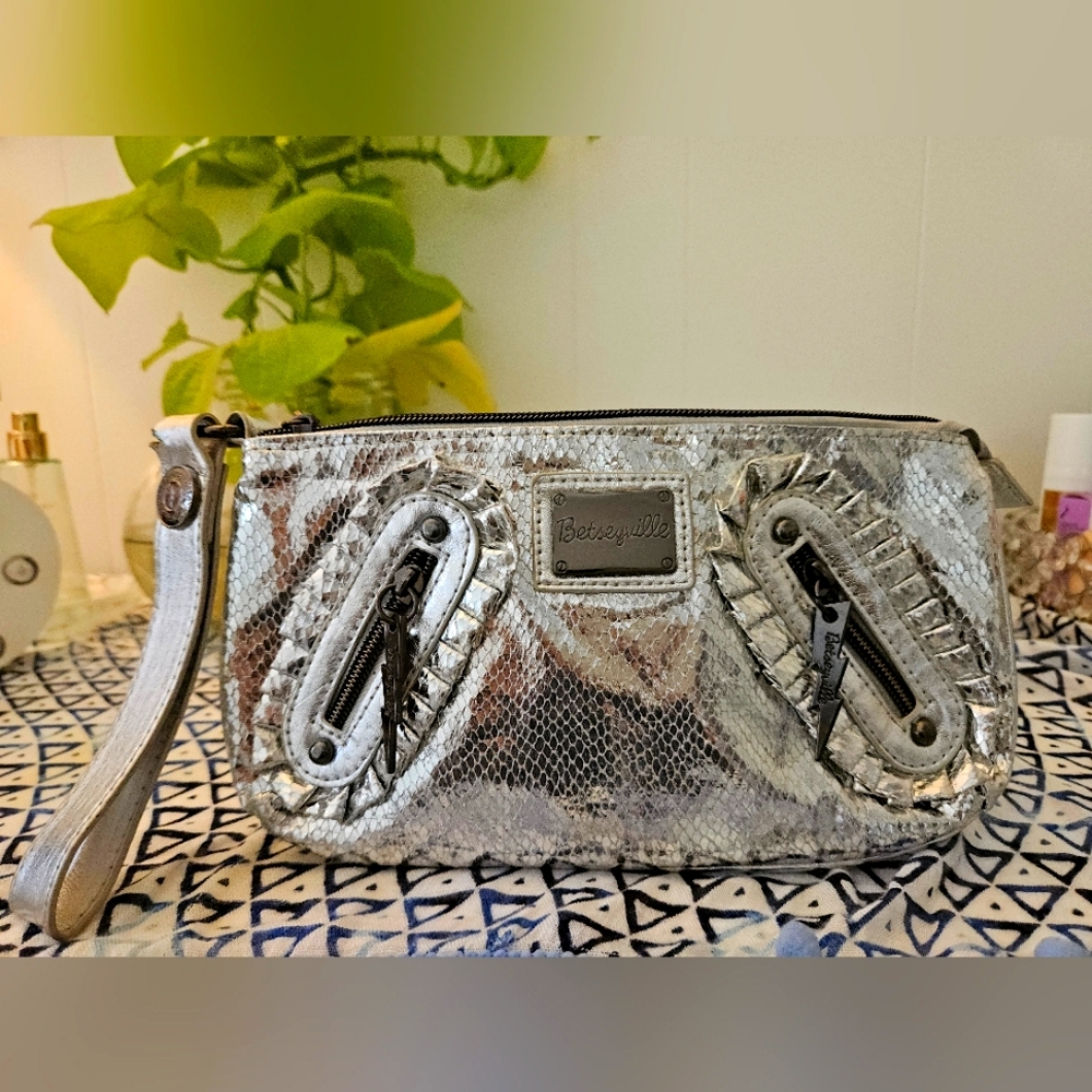 NEW! Betsey Johnson Betseyville Wristlet